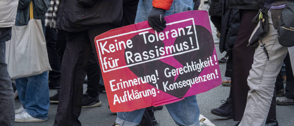 Anlässlich des am 19.02.2020 rassistisch motivierten Anschlages von Hanau bei dem neun Menschen getötet wurden, gingen in Berlin mehrere tausend Menschen in Gedenken auf die Straße.