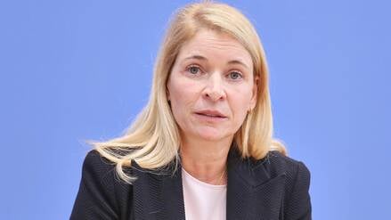 Bahnchefin Evelyn Palla bei einer Bundespressekonferenz am 22.09.2025.