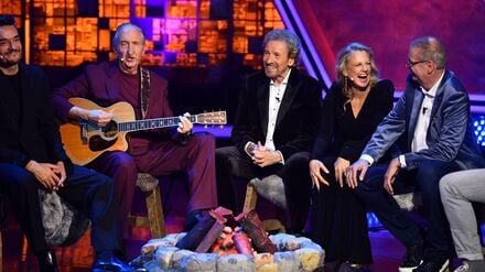 Am Lagerfeuer: Mike Krüger (2.v.l.), Thomas Gottschalk, Barbara Schöneberger und Günther Jauch während der RTL-Show „Denn sie wissen nicht, was passiert“.