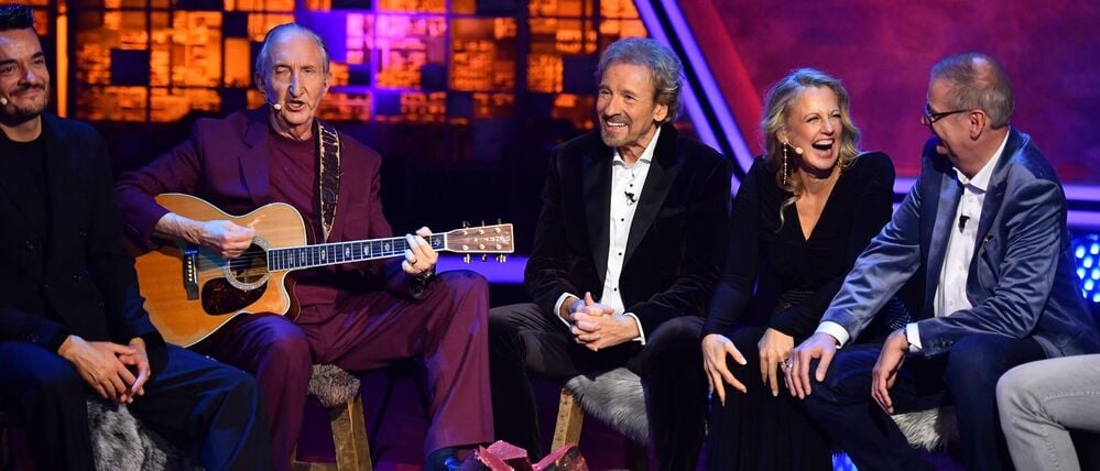 Am Lagerfeuer: Mike Krüger (2.v.l.), Thomas Gottschalk, Barbara Schöneberger und Günther Jauch während der RTL-Show „Denn sie wissen nicht, was passiert“.