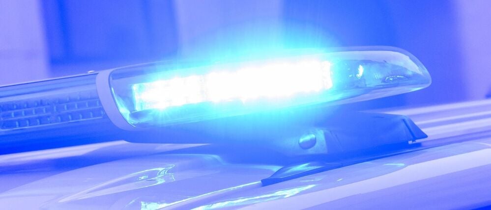 Ein Blaulicht leuchtet auf einem Einsatzfahrzeug der Polizei.