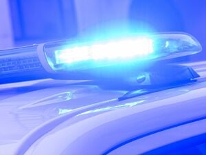 Ein Blaulicht leuchtet auf einem Einsatzfahrzeug der Polizei.