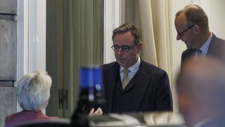 Belgiens Regierungschef Bart De Wever (M.) und Bundeskanzler Friedrich Merz trafen sich in Brüssel.