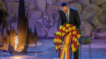 Bundeskanzler Friedrich Merz (CDU) nimmt an der Kranzniederlegung in der Halle der Erinnerungen der Holocaust-Gedenkstätte Yad Vashem teil.