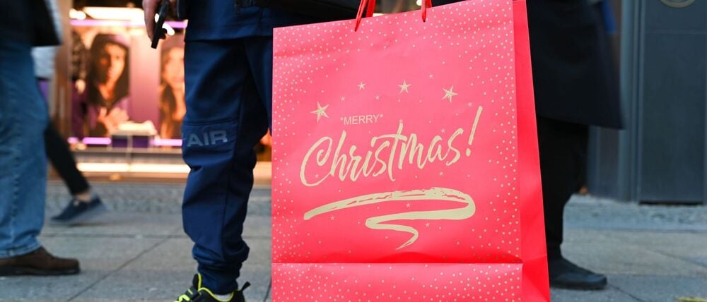 Viele Menschen sind aus Sicht der Einzelhändler noch nicht in Weihnachtskauflaune. (Archivbild)