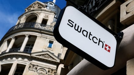 Das Logo des Schweizer Uhrenherstellers Swatch Group ist am 3. August 2025 an einem Geschäft in Paris, Frankreich, zu sehen.