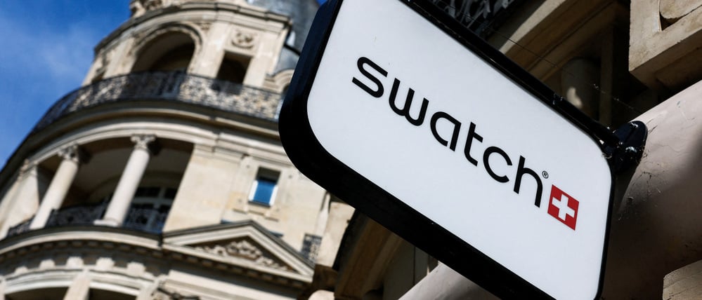 Das Logo des Schweizer Uhrenherstellers Swatch Group ist am 3. August 2025 an einem Geschäft in Paris, Frankreich, zu sehen.