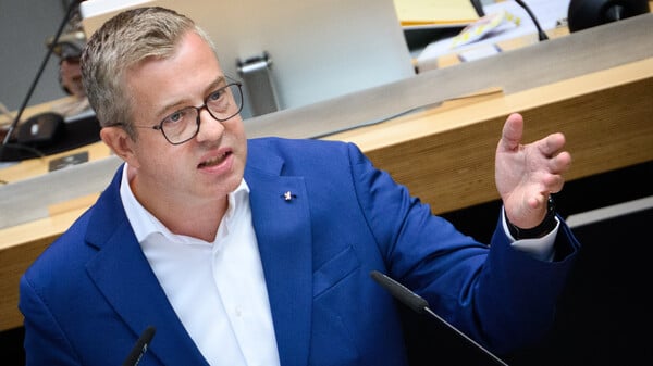 Stefan Evers (CDU), Berliner Senator für Finanzen, spricht bei der Plenarsitzung im Berliner Abgeordnetenhaus. Das Abgeordnetenhaus beschäftigt sich in der heutigen Sitzung unter anderem mit dem Landeshaushalt 2026/2027 und der Stadtautobahn A100. +++ dpa-Bildfunk +++