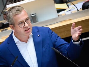 Stefan Evers (CDU), Berliner Senator für Finanzen, spricht bei der Plenarsitzung im Berliner Abgeordnetenhaus. Das Abgeordnetenhaus beschäftigt sich in der heutigen Sitzung unter anderem mit dem Landeshaushalt 2026/2027 und der Stadtautobahn A100. +++ dpa-Bildfunk +++