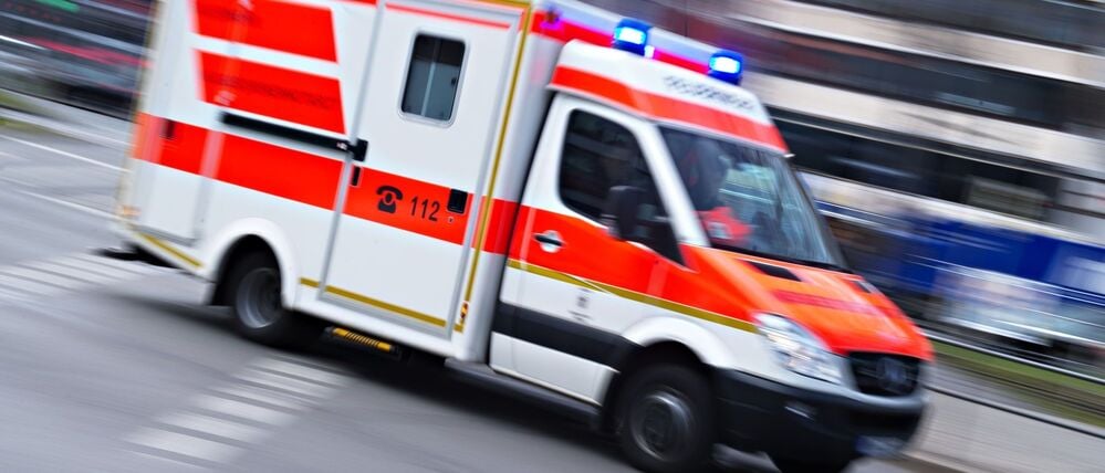 Potsdam. Ein Rettungswagen fährt mit Blaulicht (Symbolbild)