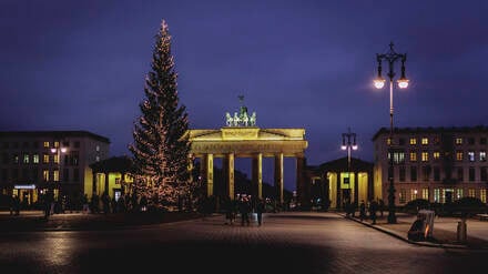 News: Bilder des Jahres 2024, News 12 Dezember News Themen der Woche KW50 News Bilder des Tages  Weihnachtsbaum vor dem Brandenburger Tor, aufgenommen in Berlin, 12.12.2024. Berlin Deutschland *** Christmas tree in front of the Brandenburg Gate, taken in Berlin, 12 12 2024 Berlin Germany Copyright: xFlorianxGaertnerx