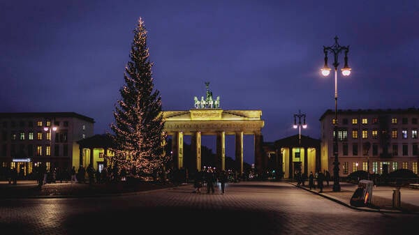 News: Bilder des Jahres 2024, News 12 Dezember News Themen der Woche KW50 News Bilder des Tages  Weihnachtsbaum vor dem Brandenburger Tor, aufgenommen in Berlin, 12.12.2024. Berlin Deutschland *** Christmas tree in front of the Brandenburg Gate, taken in Berlin, 12 12 2024 Berlin Germany Copyright: xFlorianxGaertnerx