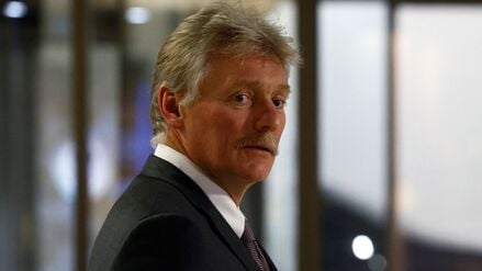 Kremlsprecher Dmitri Peskow mit Medienvertretern in Moskau am 2. Dezember 2025.