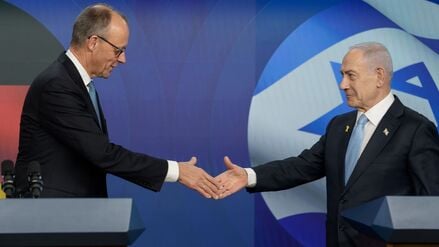 Bundeskanzler Friedrich Merz schüttelt bei einer Pressekonferenz in Israel die Hand von Benjamin Netanjahu.