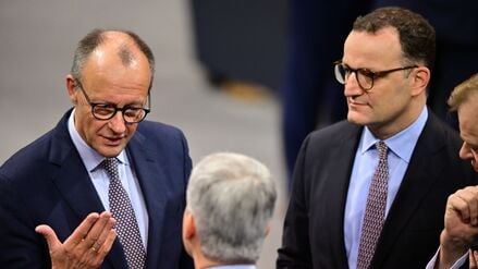 Viel Gesprächsbedarf: Bundeskanzler Friedrich Merz (l.) tauscht sich im Bundestag während der Rentendebatte mit den Spitzen der Unionsfraktion aus.