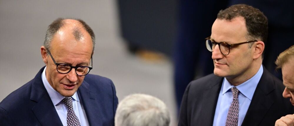 Viel Gesprächsbedarf: Bundeskanzler Friedrich Merz (l.) tauscht sich im Bundestag während der Rentendebatte mit den Spitzen der Unionsfraktion aus.