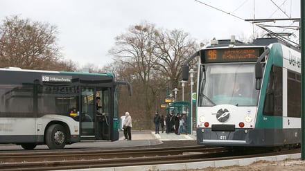 Endhaltestelle am Campus Jungfernsee. Ein Paar wollte den Bus nicht verlassen.