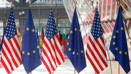 EU- und US-amerikanische Fahnen sind im EU-Ratsgebäude zu sehen.