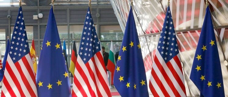 ARCHIV - 25.05.2017, Belgien, Brüssel: EU-Flaggen und amerikanische Fahnen sind im EU-Ratsgebäude zu sehen. (zu dpa: «US-Strategie attackiert EU - Brüssel weist Vorwürfe zurück») Foto: Nicolas Maeterlinck/BELGA/dpa +++ dpa-Bildfunk +++