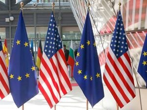 EU- und US-amerikanische Fahnen sind im EU-Ratsgebäude zu sehen.