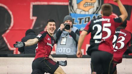 Luka Lotschoschwili (l) bejubelt sein erstes Tor für Nürnberg.