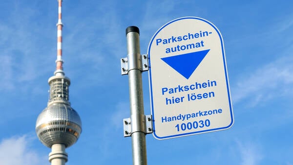 19.11.2025, Berlin - Deutschland. Parkscheinautomat in Mitte, hinten der Berliner Fernsehturm. *** 19 11 2025, Berlin Germany Parking ticket machine in Mitte, behind the Berlin TV tower