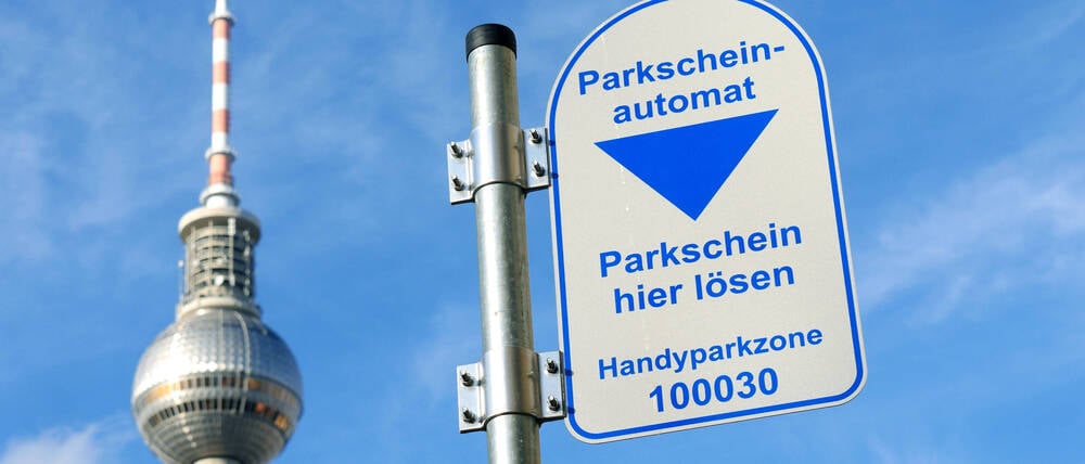 19.11.2025, Berlin - Deutschland. Parkscheinautomat in Mitte, hinten der Berliner Fernsehturm. *** 19 11 2025, Berlin Germany Parking ticket machine in Mitte, behind the Berlin TV tower