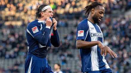 Zum Trikotfressen. Fabian Reese (links) und Deyovaisio Zeefuik erlebten mit Hertha BSC einen frustrierenden Nachmittag.