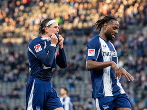 Zum Trikotfressen. Fabian Reese (links) und Deyovaisio Zeefuik erlebten mit Hertha BSC einen frustrierenden Nachmittag.