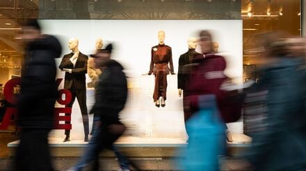 Viele Menschen zog es am ersten verkaufsoffenen Sonntag in der Adventszeit in die Innenstädte Berlins und einiger Brandenburger Städte.