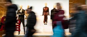 Viele Menschen zog es am ersten verkaufsoffenen Sonntag in der Adventszeit in die Innenstädte Berlins und einiger Brandenburger Städte.