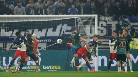 Luka Vuskovic erzielt mit der Hacke das 2:1 für den HSV.