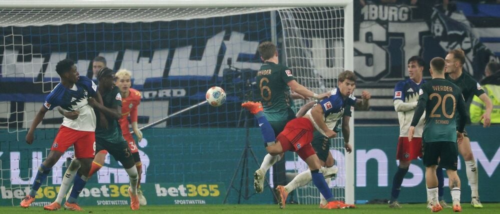 Luka Vuskovic erzielt mit der Hacke das 2:1 für den HSV.