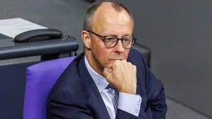 Bundeskanzler Friedrich Merz CDU bei der Plenarsitzung zum Thema Rentenpaket im Deutschen Bundestag am 5.12.25 in Berlin. 