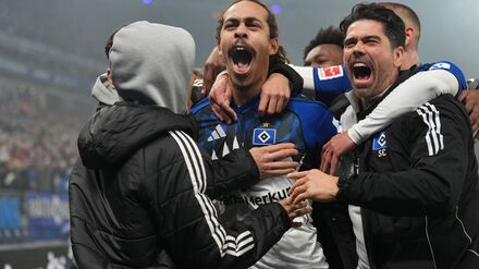 Yussuf Poulsen (M) lässt sich für seinen Siegtreffer feiern.