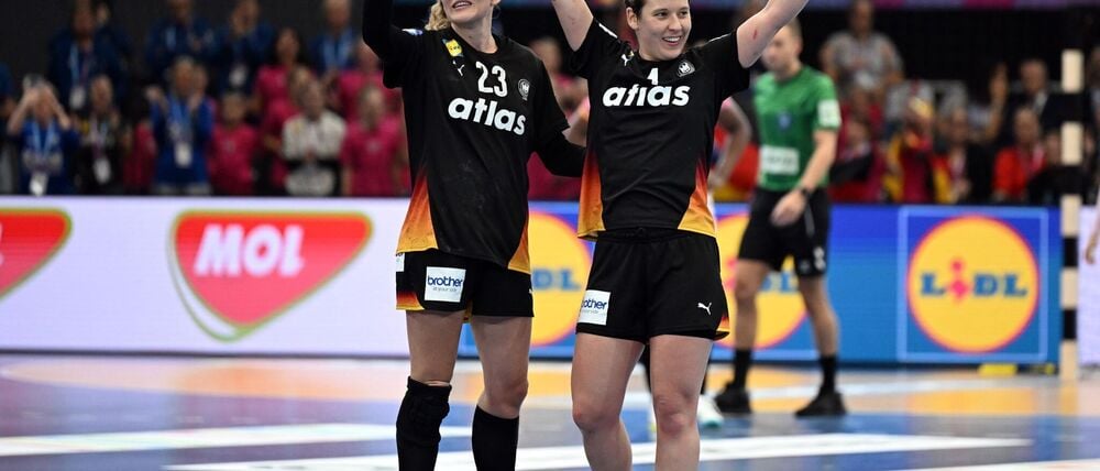 Annika Lott (l) und Alina Grijseels wollen das DHB-Team ins Halbfinale werfen.