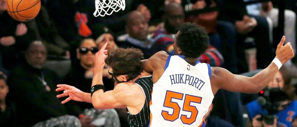 NBA-Star Franz Wagner (links) wird von seinem deutschen Landsmann und Gegenspieler Ariel Hukporti folgenschwer gefoult.