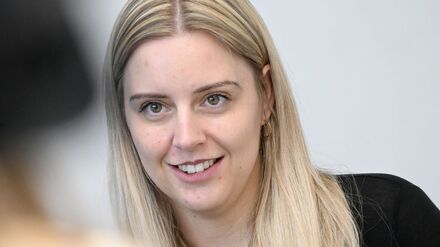 Mit dem Unternehmen von Jeff Bezos fliegt Michaela Benthaus bald für einige Minuten in den Weltraum.