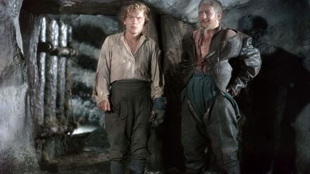 Die Schauspieler Lutz Moik (l) in der Figur des Köhlers Peter Munk und Erwin Geschonnek als Holländer-Michel in der Märchen-Verfilmung „Das kalte Herz“.