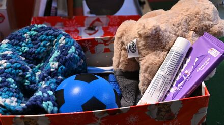 In der Berliner Weihnachtswerkstatt werden die Päckchen kontrolliert.