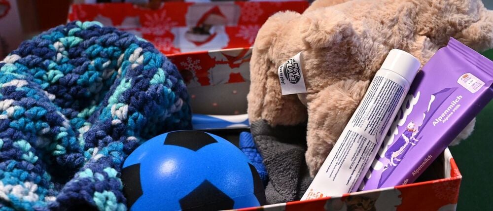 In der Berliner Weihnachtswerkstatt werden die Päckchen kontrolliert.