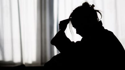 Besonders stark betroffen von Angststörungen sind dem DAK Kinder- und Jugendreport zufolge Mädchen im Alter von 15 bis 17 Jahren.