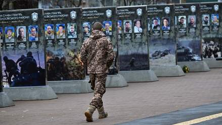 Ukrainischer Soldat in der „Gasse der gefallenen Helden“ in Kiew (Symbolbild).