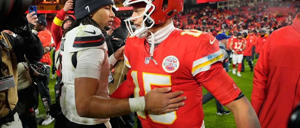 Patrick Mahomes (15) musste Houstons Quarterback C.J. Stroud zum Sieg gratulieren.