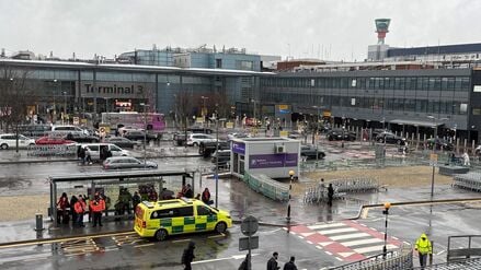 Ein Einsatzfahrzeug steht vor dem Terminal 3 des Flughafens London-Heathrow.