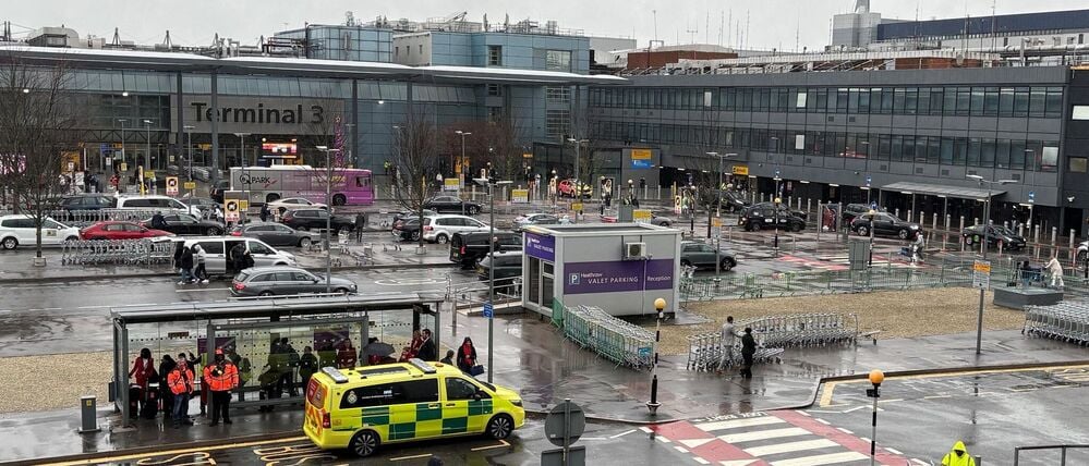 Ein Einsatzfahrzeug steht vor dem Terminal 3 des Flughafens London-Heathrow.