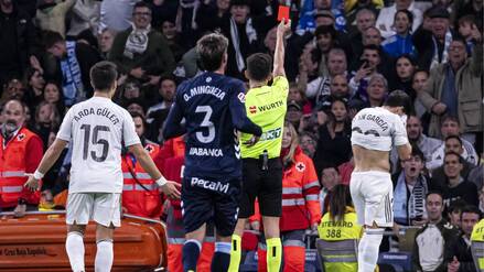 Real Madrids Francesco Garcia musste mit Gelb-Rot vom Feld.