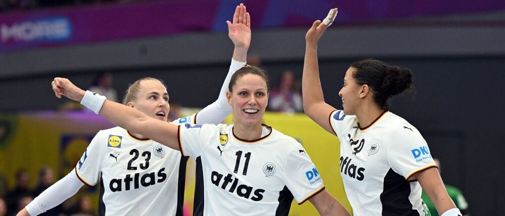 Xenia Smits (Mi.) gehört zu den Führungsspielerinnen im DHB-Team.