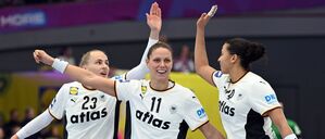 Xenia Smits (Mi.) gehört zu den Führungsspielerinnen im DHB-Team.