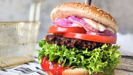 Ein neues Gutachten im Auftrag von Foodwatch hält ein EU-Verbot für Begriffe wie „Veggie-Burger“ für rechtswidrig.